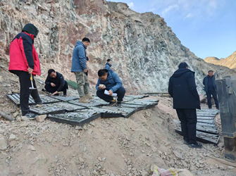 深入一線(xiàn)抓工作 嚴(yán)冬時(shí)節(jié)鼓干勁 ——隊(duì)領(lǐng)導(dǎo)赴河西野外項(xiàng)目檢查指導(dǎo)